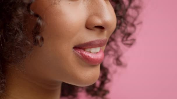 アフリカ系アメリカ人女性の笑顔のピンクスタジオの背景 — ストック動画