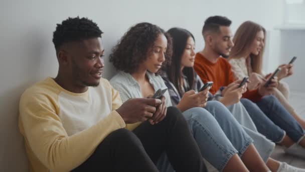 Інтернет життя. Група молодих людей веб-серфінг на мобільних телефонах, перегляд соціальних медіа або онлайн — стокове відео