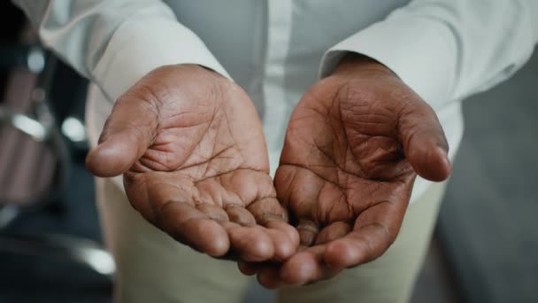 古いアフリカ系アメリカ人の男性の手の閉鎖ショット,ヤシの木を示す黒人男性 — ストック動画