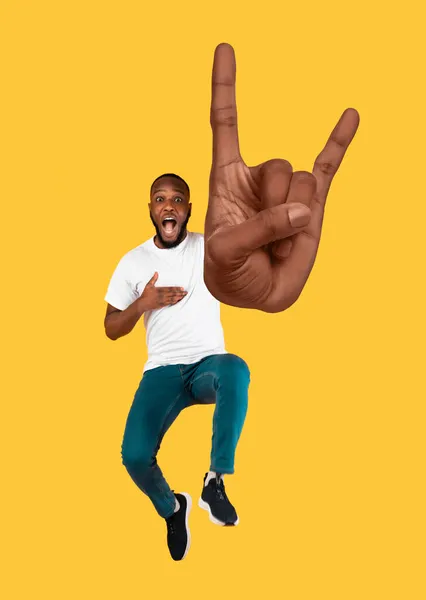 Эмоциональный африканский американец показывает рок на жесте — стоковое фото