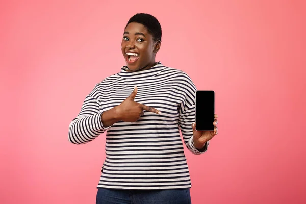 Joyful African Lady Showing Cellphone Blank Screen On Pink Background — Stock Photo, Image