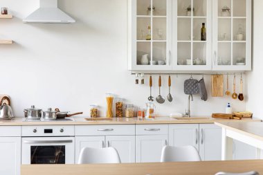 Minimalist İskandinav mutfağı. Yeni evdeki yenilemeden sonra.