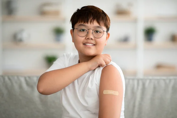 Primer plano de feliz asiático chico consiguió vacunado contra coronavirus —  Fotos de Stock
