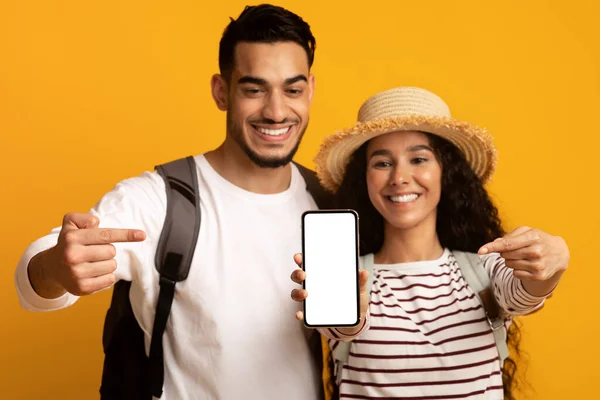 Seyahat Rezervasyonu Çevrimiçi. Mutlu Arap Gezginler Boş Akıllı Telefonu Gösteren Çift — Stok fotoğraf