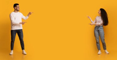 Neşeli Arap adam ve kadın ortadaki fotokopi alanını işaret ediyorlar.