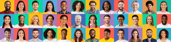 Sorrindo alegre millennial internacional masculino e feminino olhando para a câmera com pessoa com albinismo no meio — Fotografia de Stock