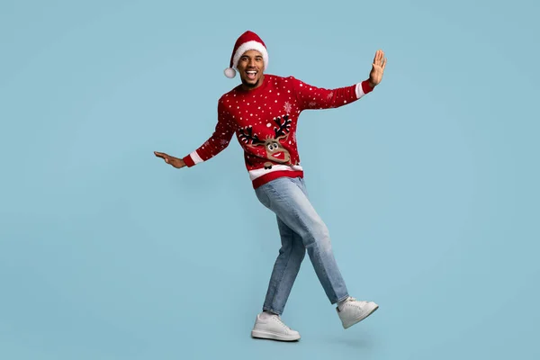 Feliz hombre afroamericano celebrando Navidad sobre fondo azul — Foto de Stock