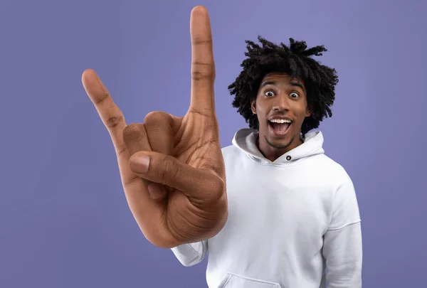 Alegre afro-americano cara mostrando mão-chifres gesto — Fotografia de Stock