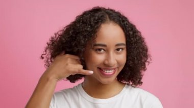 Afrikalı Kadın Hareketi Beni Yakın Kulak Stüdyosu 'nda El Tutarak Ara