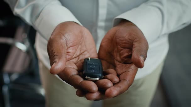 Primer plano de hombre maduro negro sosteniendo la llave del coche en las manos — Vídeo de stock