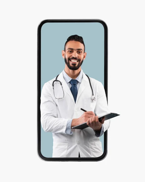 Doktor hledá velkou obrazovku smartphone, psaní předpis — Stock fotografie