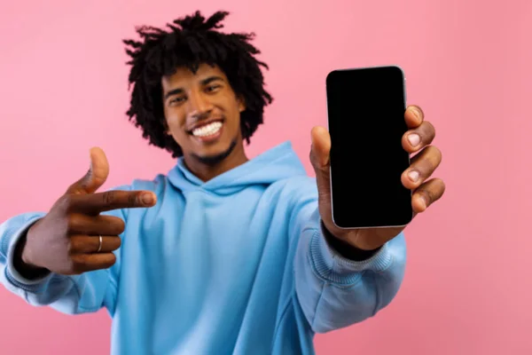 행복 한 흑인 십 대 남자 웹 사이트 또는 핑크 배경 위빈 화면에 momup 으로 스마트폰을 가리키는 핑크 색 배경 — 스톡 사진