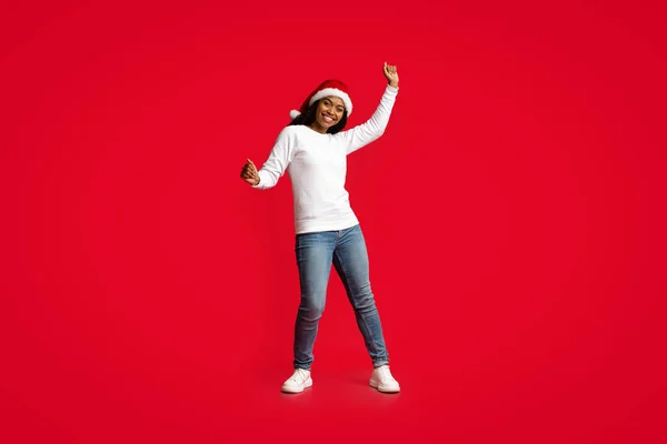 Glädjefylld afrikansk amerikansk dam i Santa hatt har kul — Stockfoto