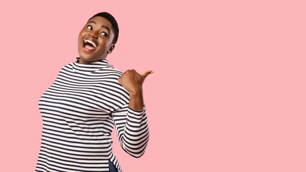 Black Lady Pointing Thumb Aside At Free Space, Pink Background — Stock Photo, Image