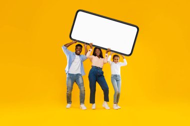 Siyah aile ağır beyaz akıllı telefon ekranı tutuyor.