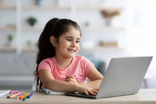 Conceito de ensino em casa. bonito preteen menina usando laptop para estudo online em casa — Fotografia de Stock