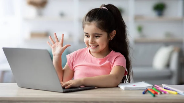 Lição Online. bonito pouco estudante fazendo vídeo chamada com laptop em casa — Fotografia de Stock