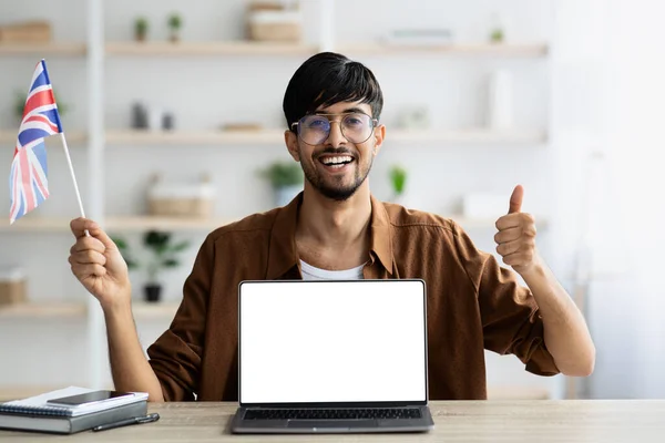 Gelukkig indisch man engels leraar tonen vlag van UK — Stockfoto