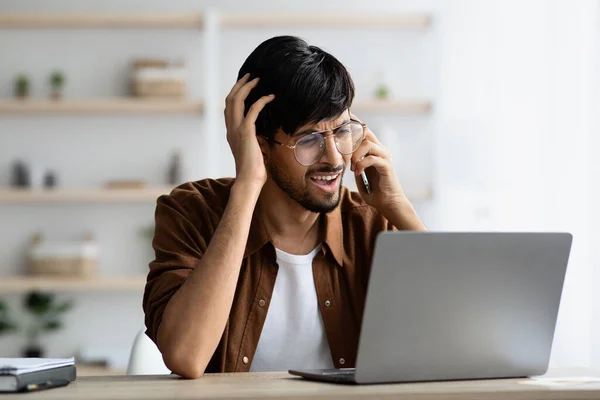 Geïrriteerde Indiase man onafhankelijke aannemer die een telefoongesprek voeren — Stockfoto