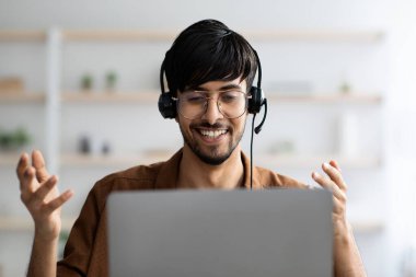 Görüntülü konuşma yapan gülümseyen Arap adamın portresi