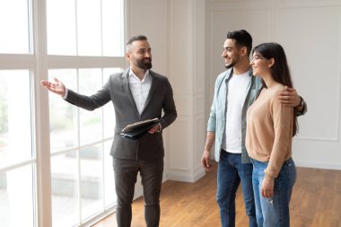 Takım Elbiseli Emlakçı Yeni Apartman Gösteriyor