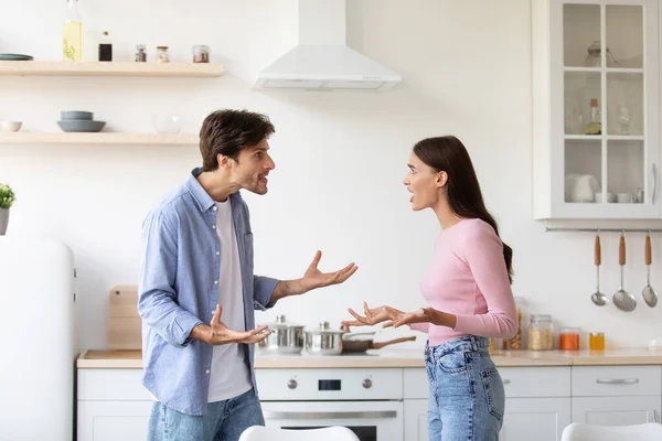 화 가난젊은 아내와 남편은 집안에서 욕설을 하며 소리쳤다. 부부 싸움 과 상충되는 일 — 스톡 사진