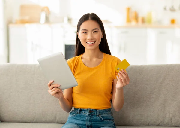 E-commerce e acquisti online concetto. Emozionato coreano donna shopping su internet con carta di credito tablet — Foto Stock