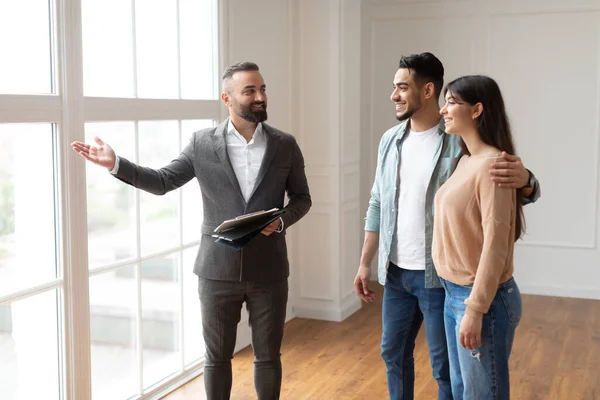 Estate Agent In Suit Showing Buyers New Apartment — Stock Photo, Image
