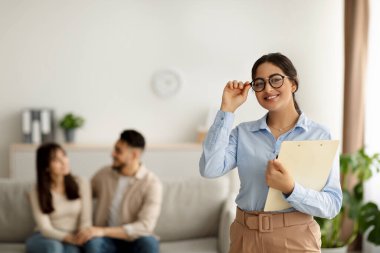 Başarılı aile psikoterapisi. Evli çiftle etkili bir seanstan sonra Arap kadın evlilik danışmanının portresi.