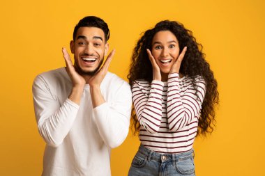 Harika bir teklif. Şaşırmış Arap çift kameraya bakıyor, heyecanla yüzlerine dokunuyor.