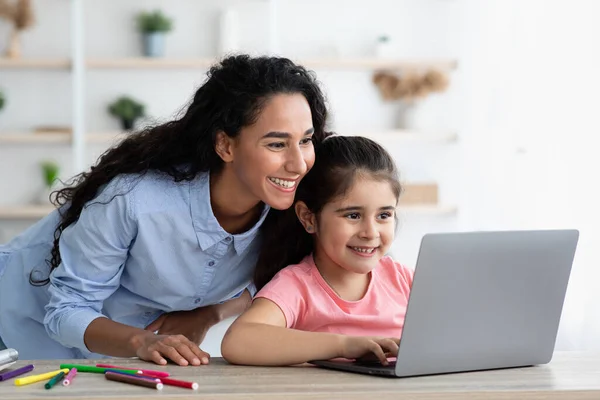 Educação Remota. Mãe e pequena filha usando laptop em casa juntos — Fotografia de Stock
