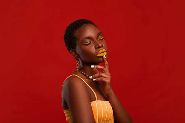 Şehvetli, parlak, siyah bir kadının yakın plan portresi. — Stok fotoğraf