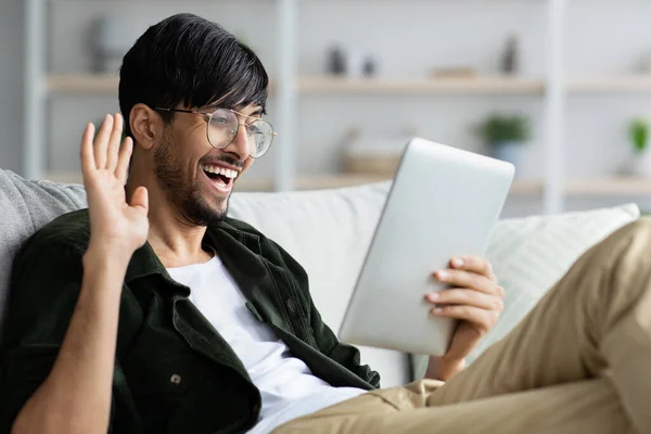 Veselý středovýchodní chlap má video chat na tabletu — Stock fotografie