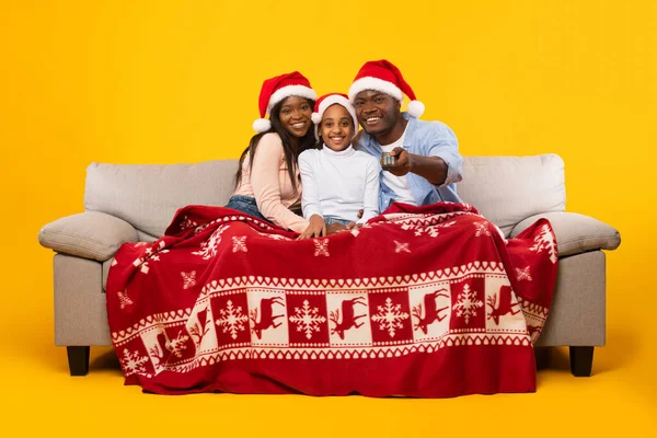 Retrato de família negra feliz assistindo tv no Xmas — Fotografia de Stock