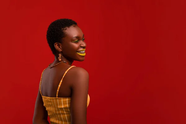 Alegre mujer afroamericana mirando espacio de copia, primer plano — Foto de Stock