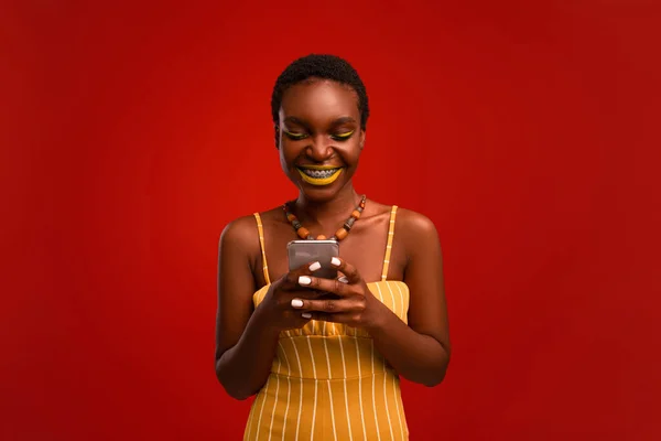 Mulher americana africana elegante positiva com celular, espaço de cópia — Fotografia de Stock