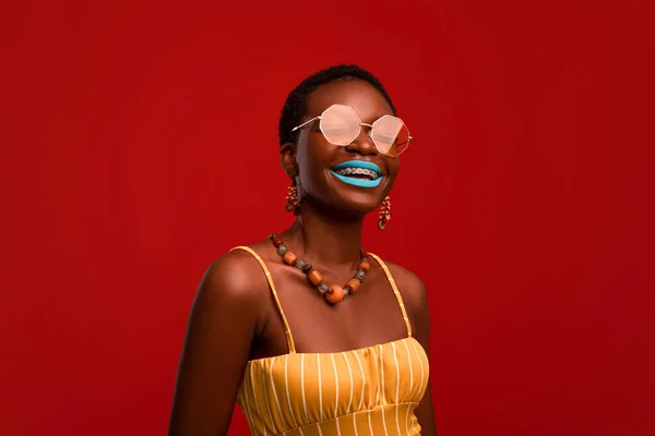 Mujer negra atractiva feliz en gafas de sol y traje de verano — Foto de Stock