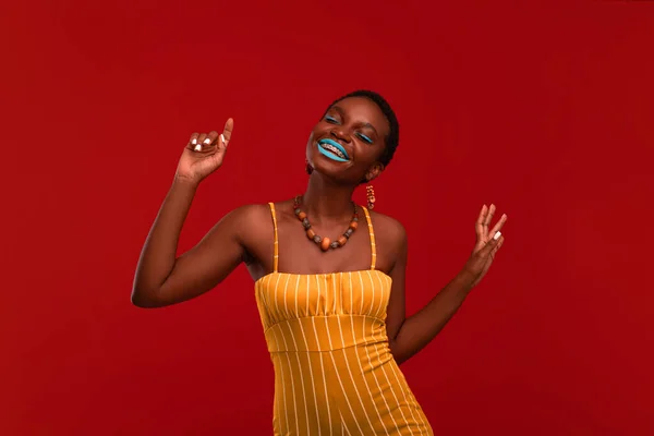 Radosne, stylowe afrykańskie kobiety tańczące na czerwono — Zdjęcie stockowe