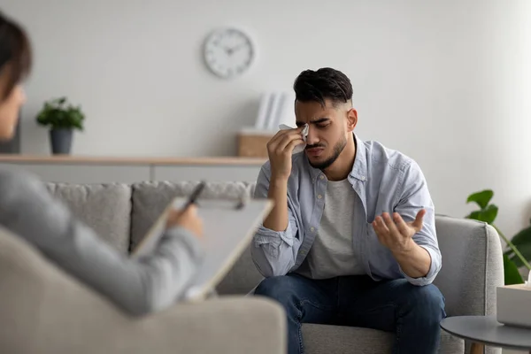 Depressziós közel-keleti fickó sír a pszichoterapeuták irodájában, szakmai segítséget kér, megosztja a problémáit. — Stock Fotó