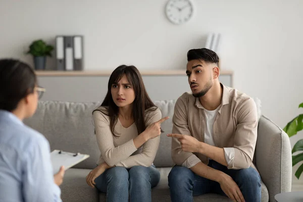 Descontente árabe cônjuges culpando uns aos outros em problemas de relacionamento em reunião com o conselheiro conjugal — Fotografia de Stock