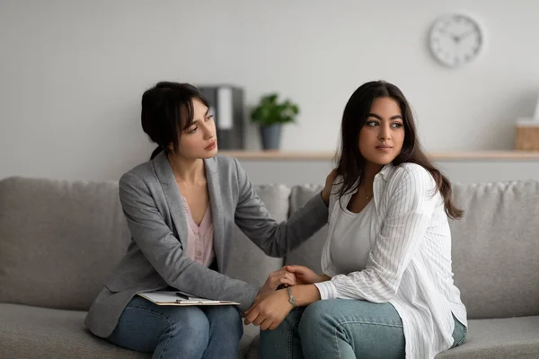 Depresión, concepto de crisis nerviosa. Psicólogo compasivo que proporciona ayuda a la mujer árabe molesto — Foto de Stock