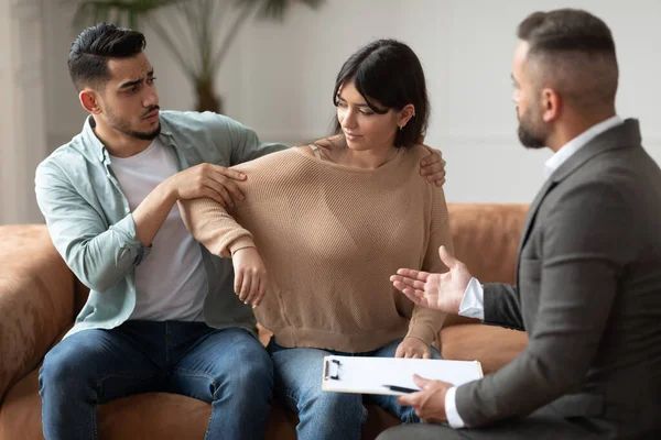 Sad couple sitting at therapy session in therapists office — Stock Photo, Image