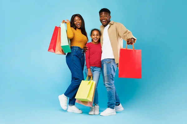 Afroamerikanerin, Mann und Mädchen posieren mit Einkaufstüten — Stockfoto