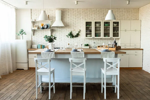 Könnyű napos konyha vagy étkező skandináv stílusban. Modern belső tér fehér konyhai bútorokkal. Lakberendezés — Stock Fotó
