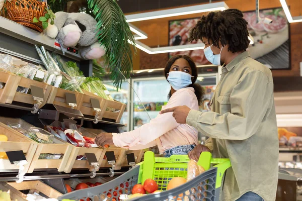 Μαύρο Millennial ζευγάρι Αγοράζοντας παντοπωλεία και λαχανικά ψώνια στο σούπερ μάρκετ — Φωτογραφία Αρχείου
