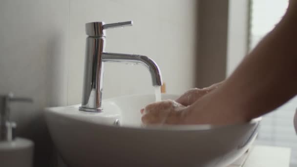 Hygiene und Gesundheitswesen. Nahaufnahme eines unkenntlichen Mannes, der sich im Badezimmer die Hände mit antibakterieller Seife wäscht, — Stockvideo