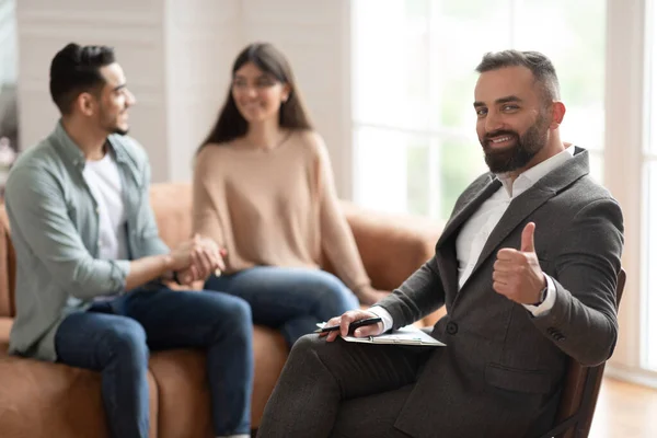 Happy couple reconciling at therapy session, therapists showing thumbs up — Stock Photo, Image