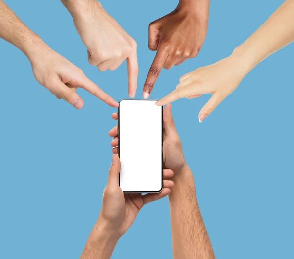 Mãos masculinas segurando smartphone, pessoas apontando para a tela — Fotografia de Stock