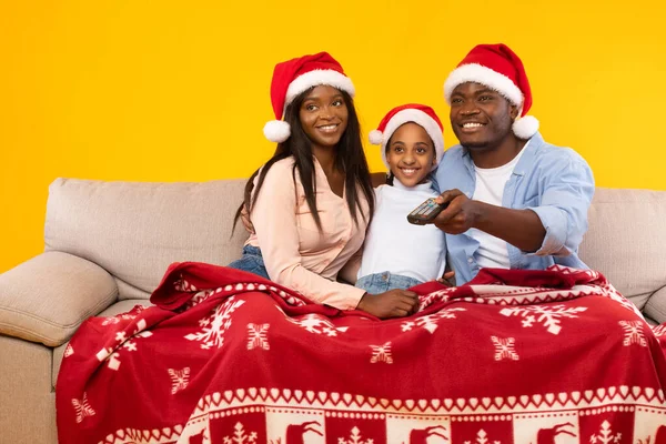 Xmas 'ta televizyon izleyen mutlu zenci aile portresi