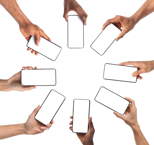 People showing smartphone with empty screens in circle, closeup — Stock Photo, Image